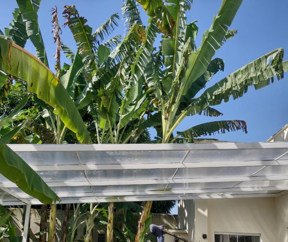 Portão de aço moderno instalado em residência