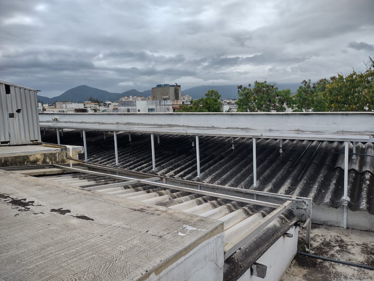 Cobertura metálica instalada sobre garagem